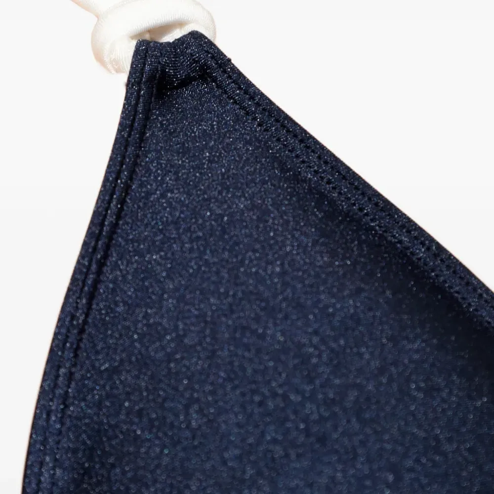 Бикини с треугольными чашечками на завязках