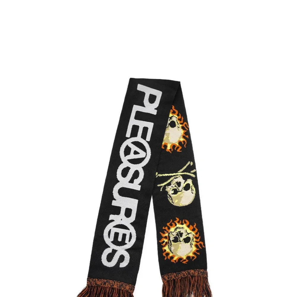 Шарф с черепами и бахромой Zine