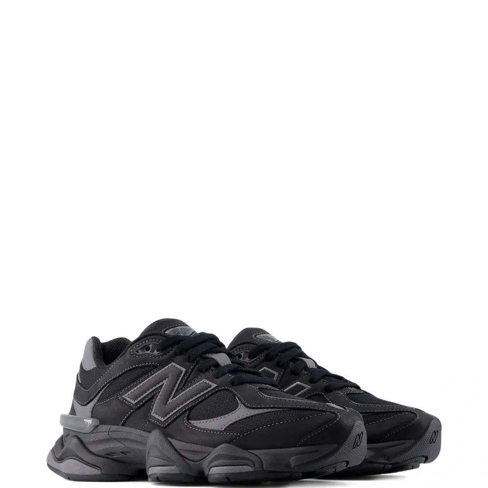 Кроссовки на шнуровке 9060