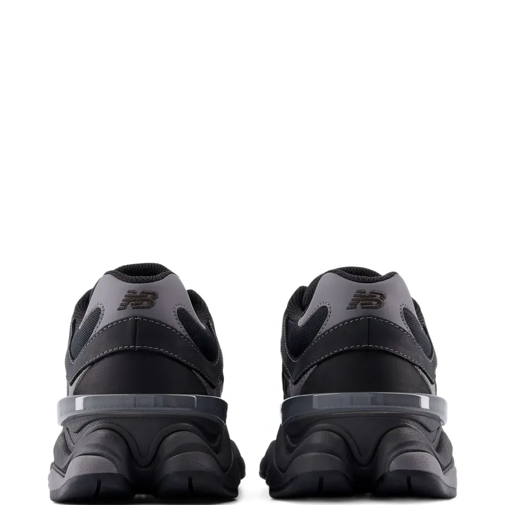 Кроссовки на шнуровке 9060