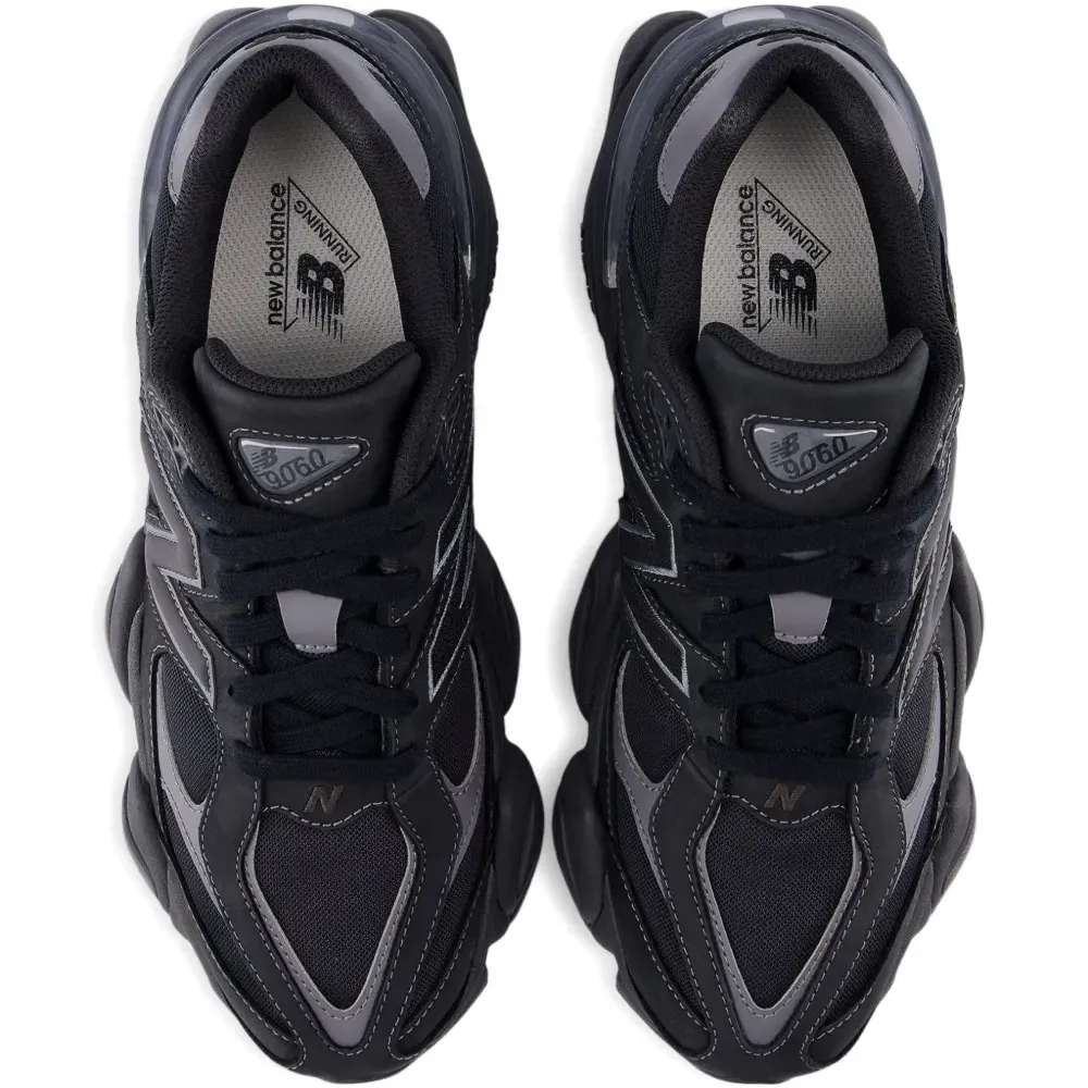 Кроссовки на шнуровке 9060