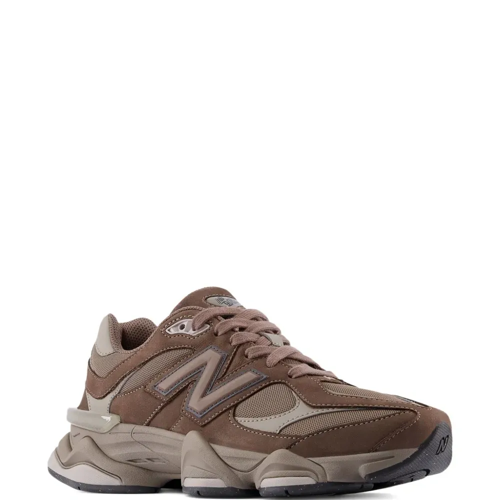 Кроссовки на шнуровке 9060