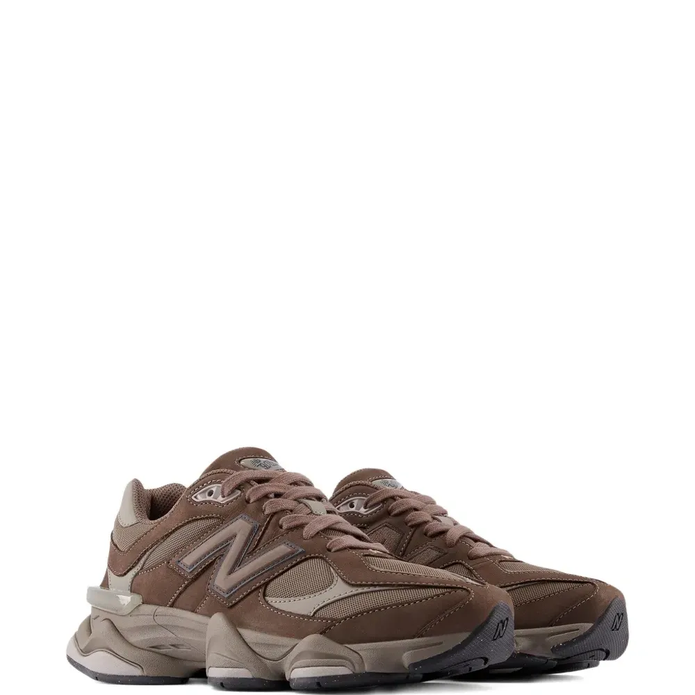 Кроссовки на шнуровке 9060