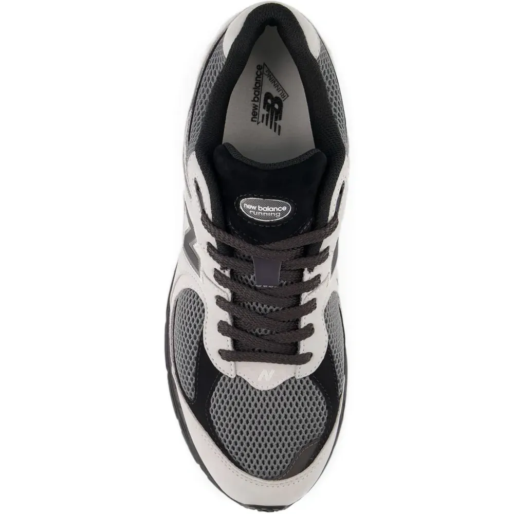 Кроссовки U2002R с нашивкой-логотипом