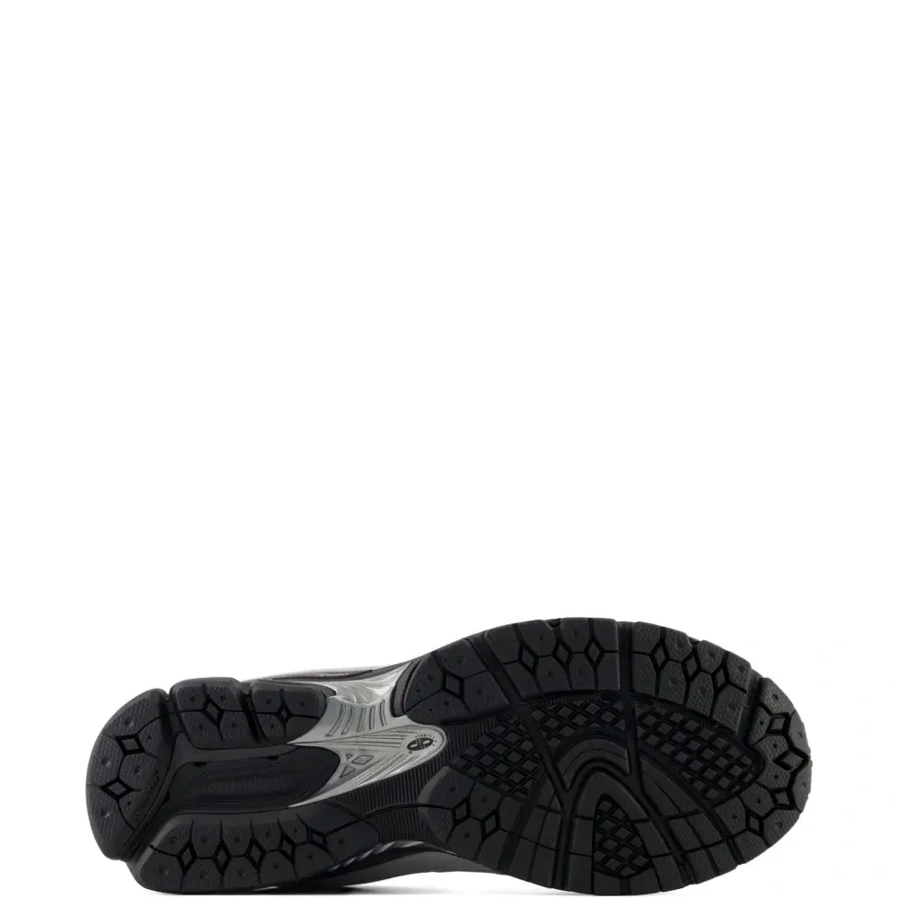 Кроссовки U2002R с нашивкой-логотипом