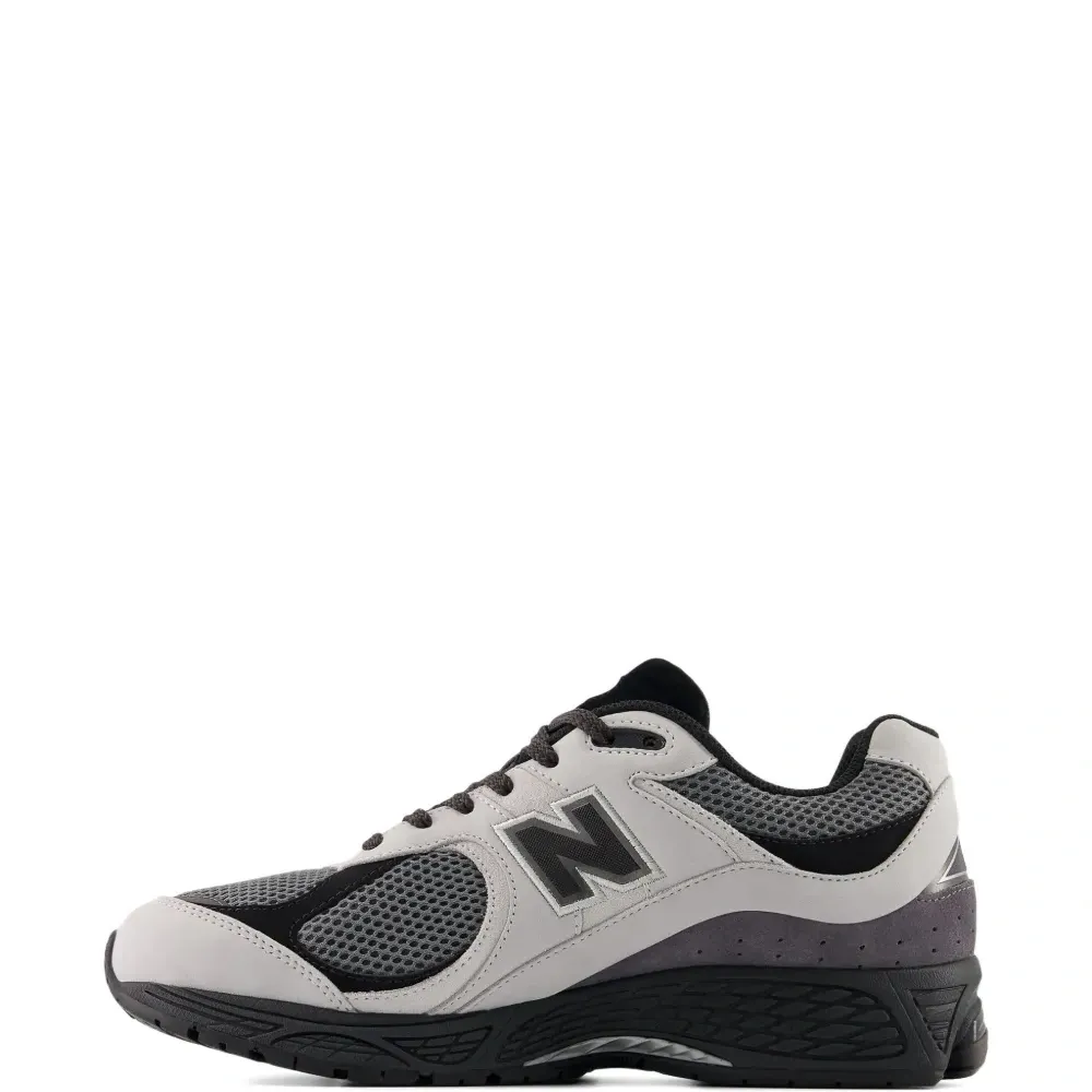 Кроссовки U2002R с нашивкой-логотипом