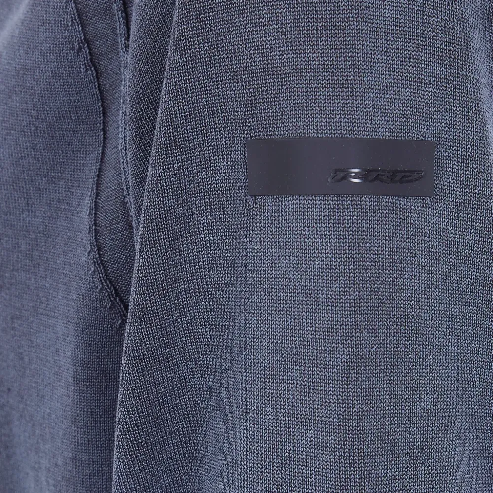 Вязаный свитер с круглым вырезом