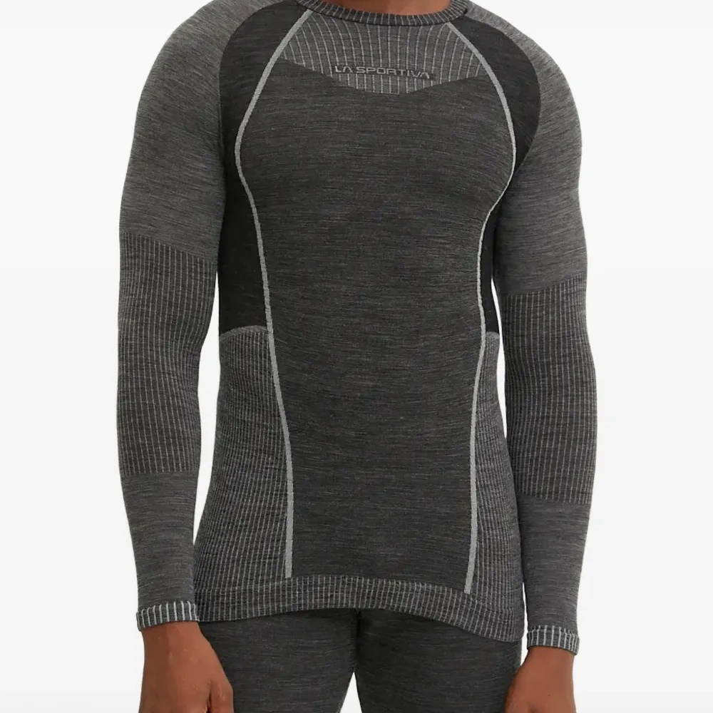 Лонгслив с панельным дизайном