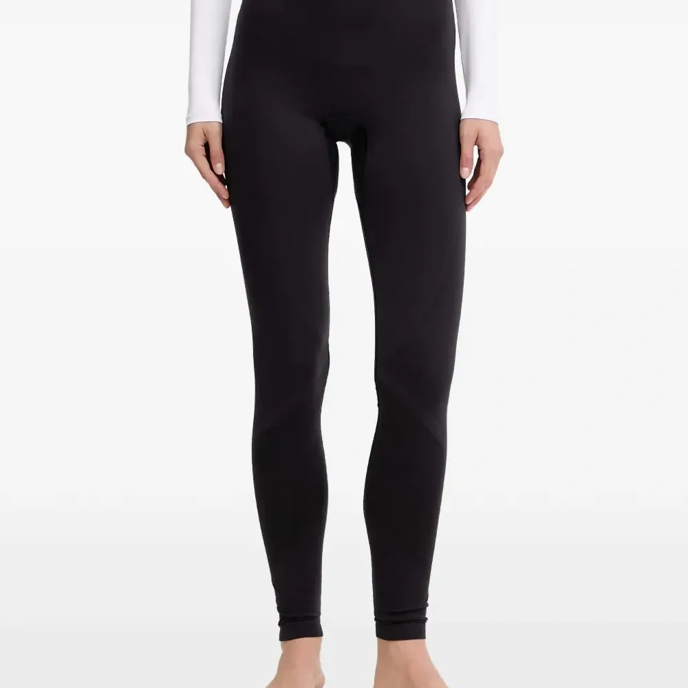 Черные леггинсы