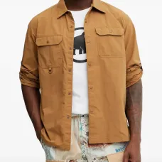 Рубашка с клапанами на карманах