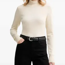 Свитер с высоким воротником и длинными рукавами Свитер с высоким воротником и длинными рукавами