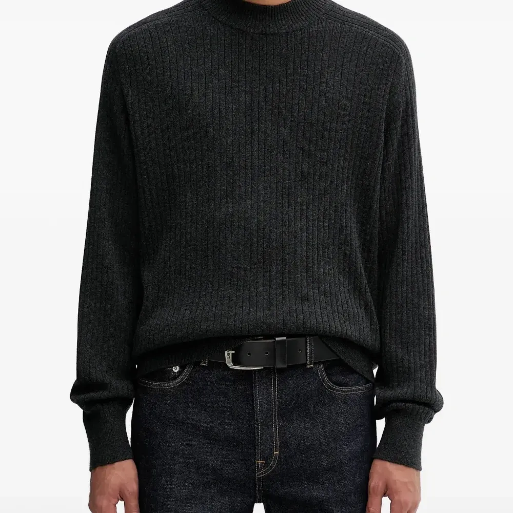 Вязаный свитер с воротником-стойкой