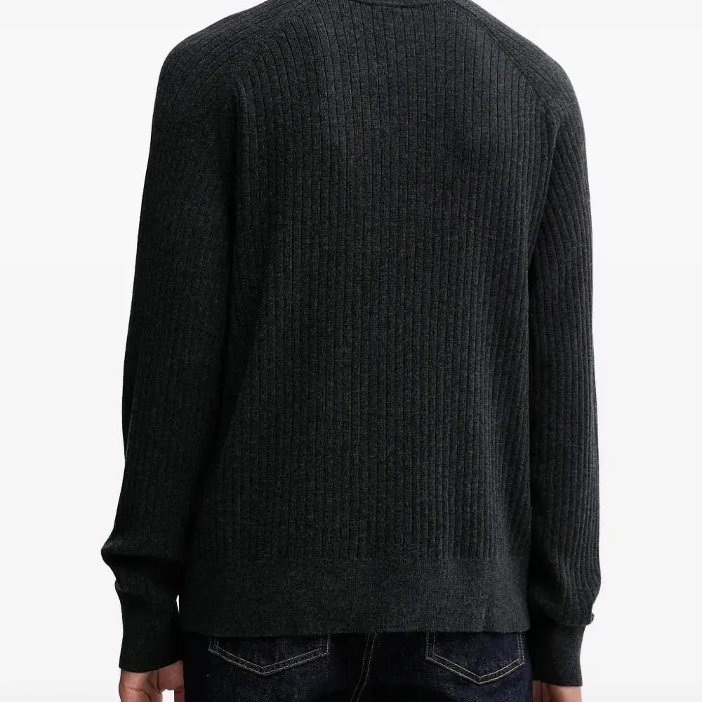 Вязаный свитер с воротником-стойкой