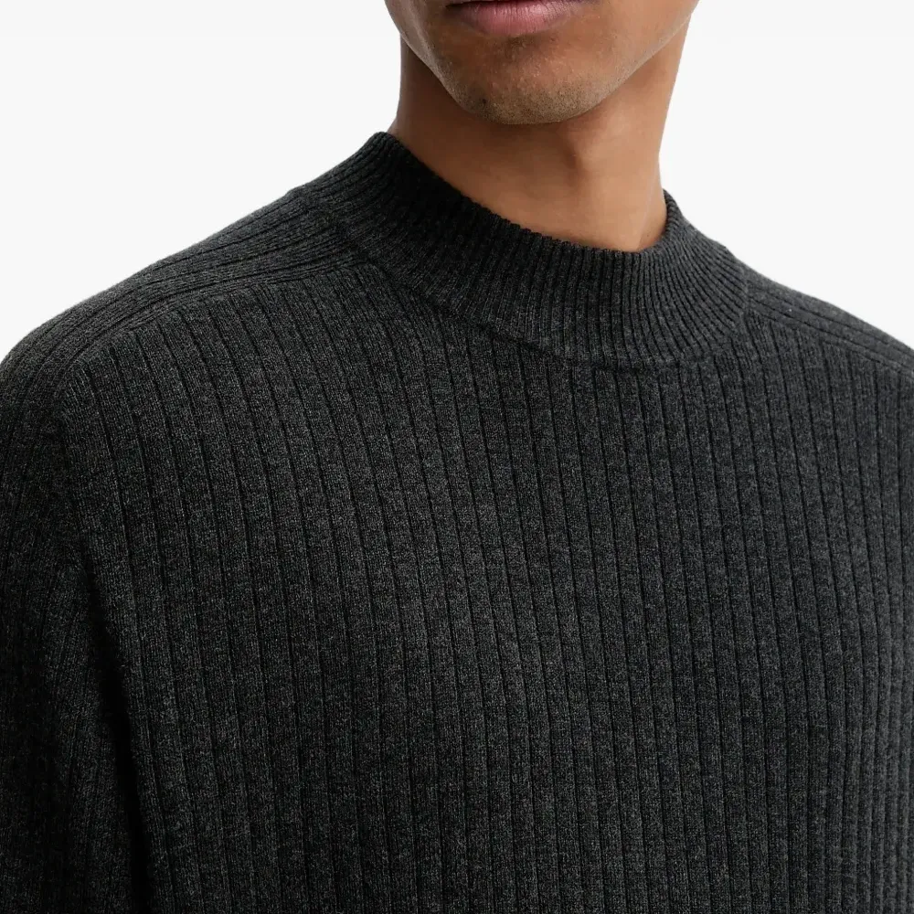 Вязаный свитер с воротником-стойкой