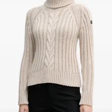 Свитер с воротником-гольф и косичками Свитер с воротником-гольф и косичками