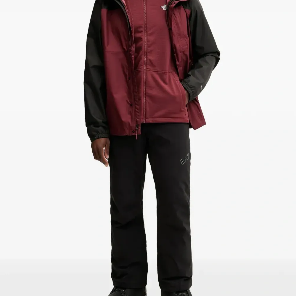 Спортивная куртка с капюшоном и цветными блоками