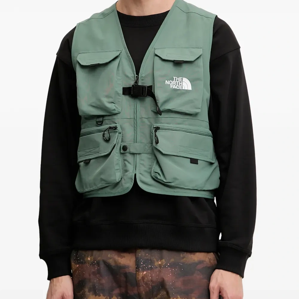 Жилет с карманами в стиле милитари