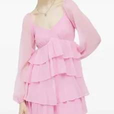 Мини-платье с рюшами и V-образным вырезом