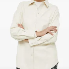 Рубашка с застежкой на пуговицы и нагрудным карманом