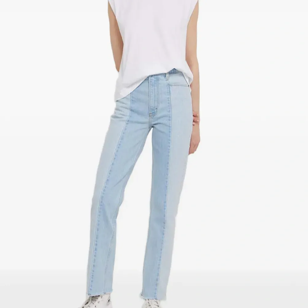 Джинсы с панелями и необработанным краем