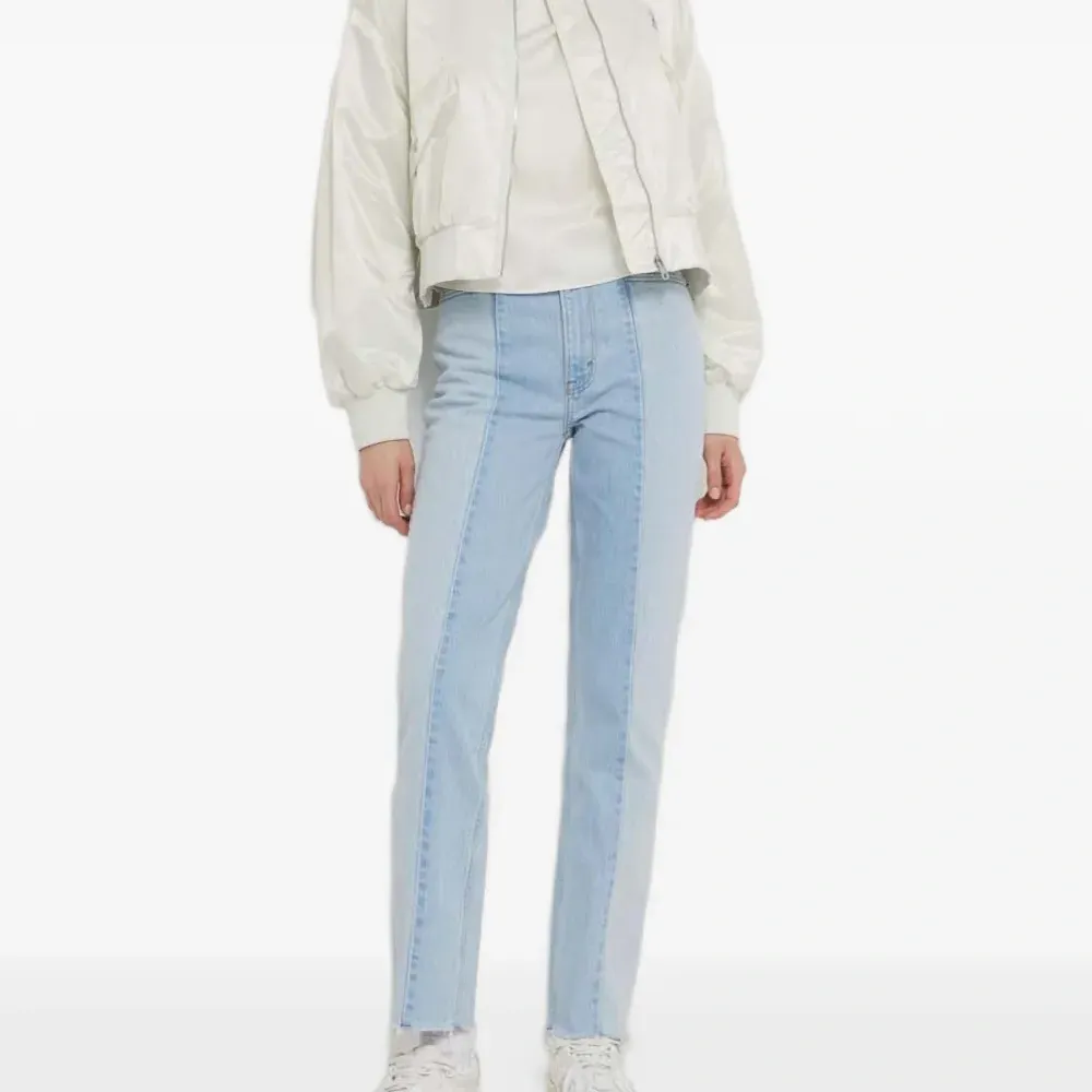 Джинсы с панелями и необработанным краем