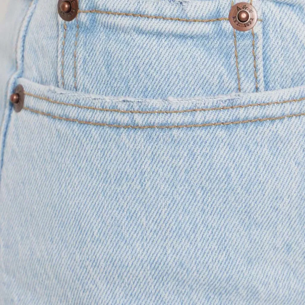 Джинсы с панелями и необработанным краем