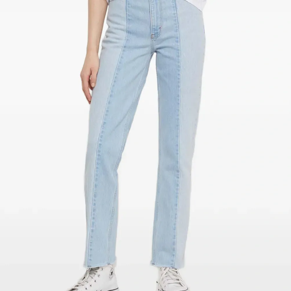 Джинсы с панелями и необработанным краем