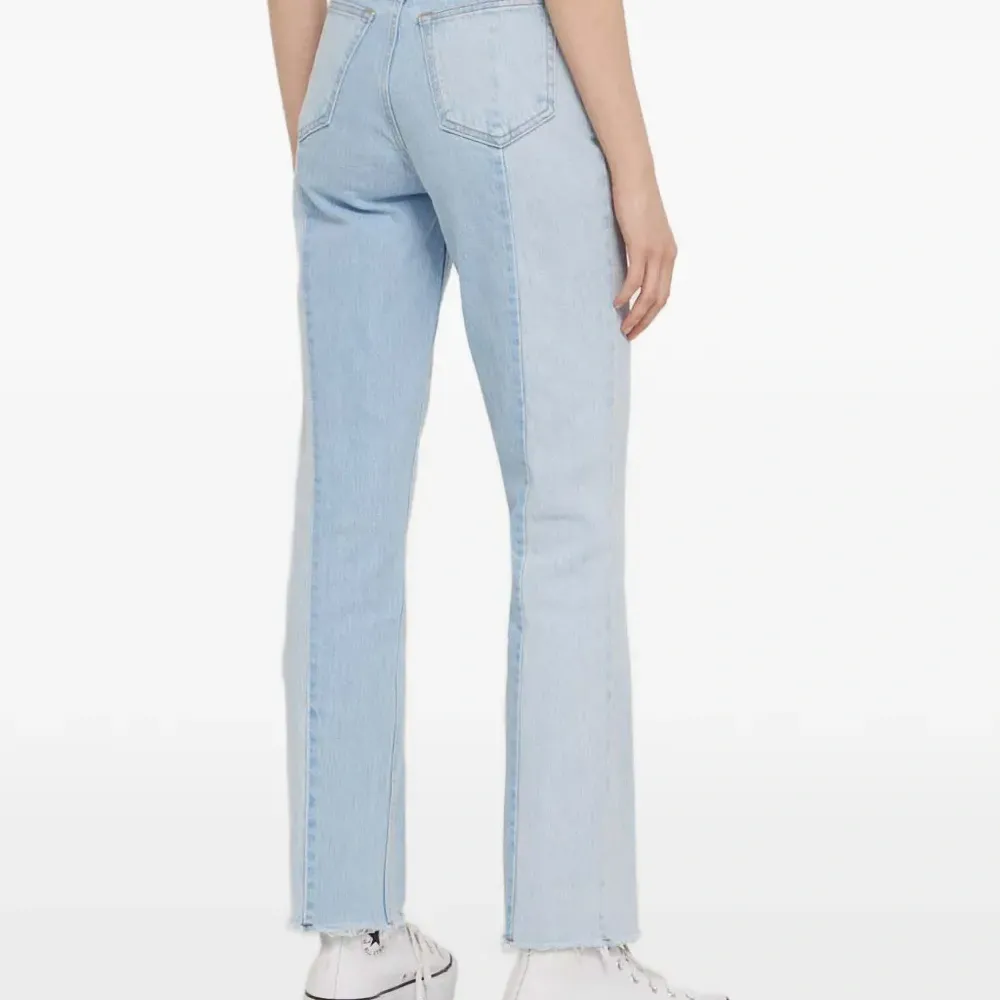 Джинсы с панелями и необработанным краем