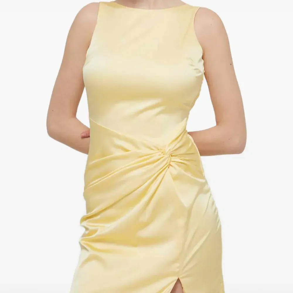 Макси-платье с разрезом и узлом