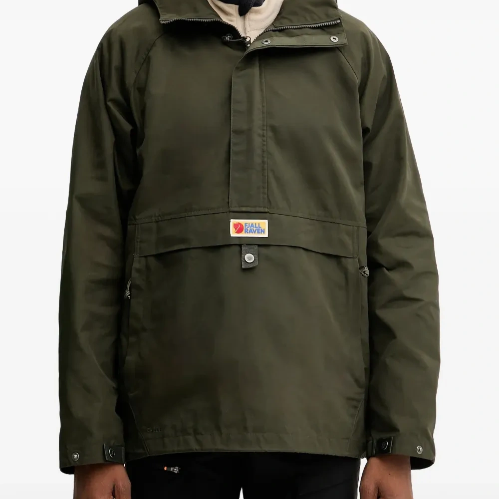 Куртка с капюшоном и нашивкой с логотипом