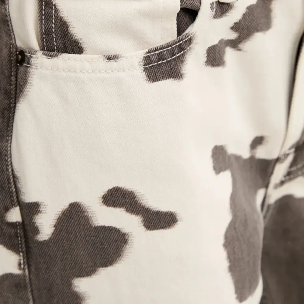 Джинсы с анималистичным принтом