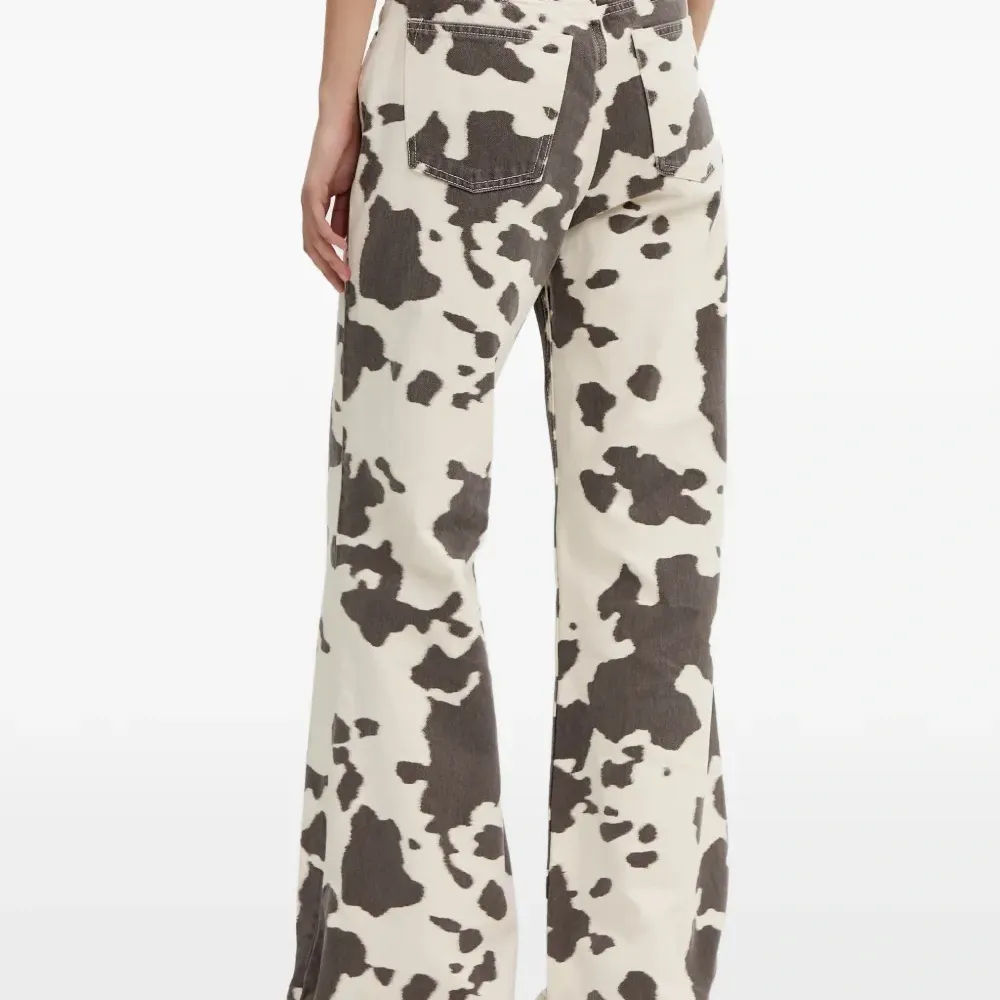 Джинсы с анималистичным принтом