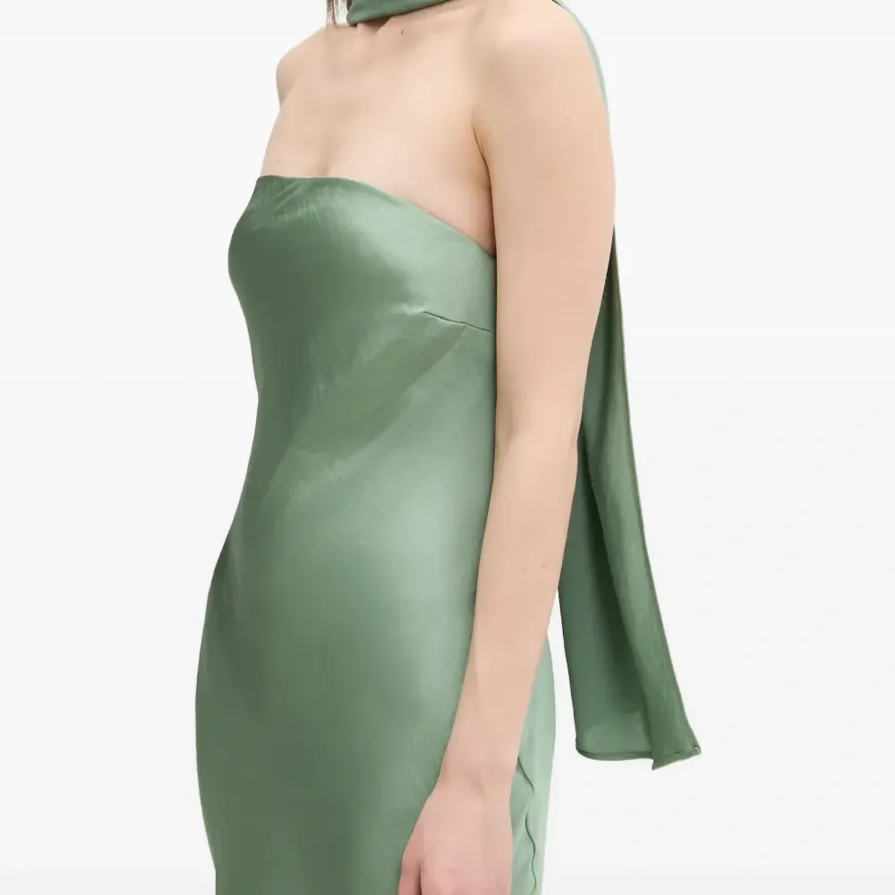 Макси-платье без бретелек с отделкой в виде шарфа Макси-платье без бретелек с отделкой в виде шарфа