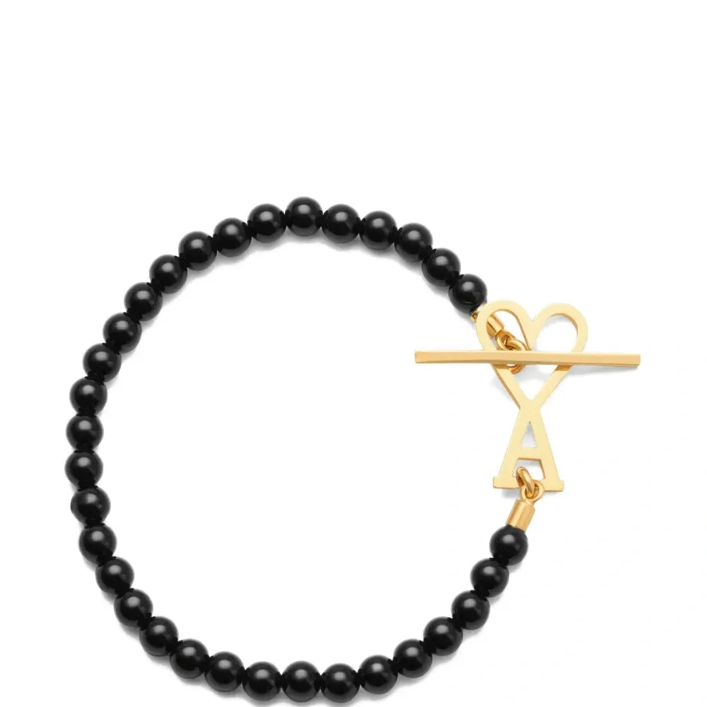 Браслет с бусинами и застежкой в форме сердца
