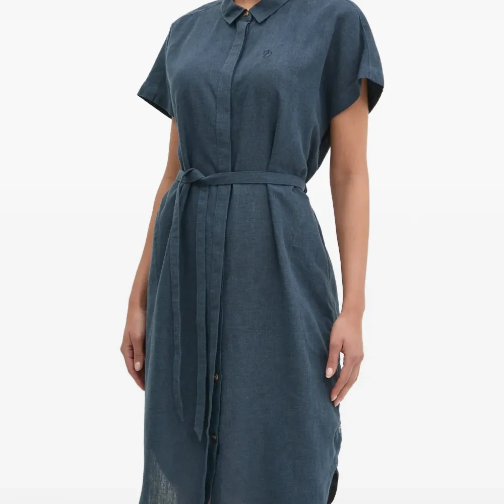 Платье миди с поясом и короткими рукавами