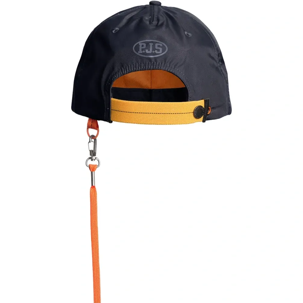 Бейсболка с ланъярдом и нашивкой-логотипом