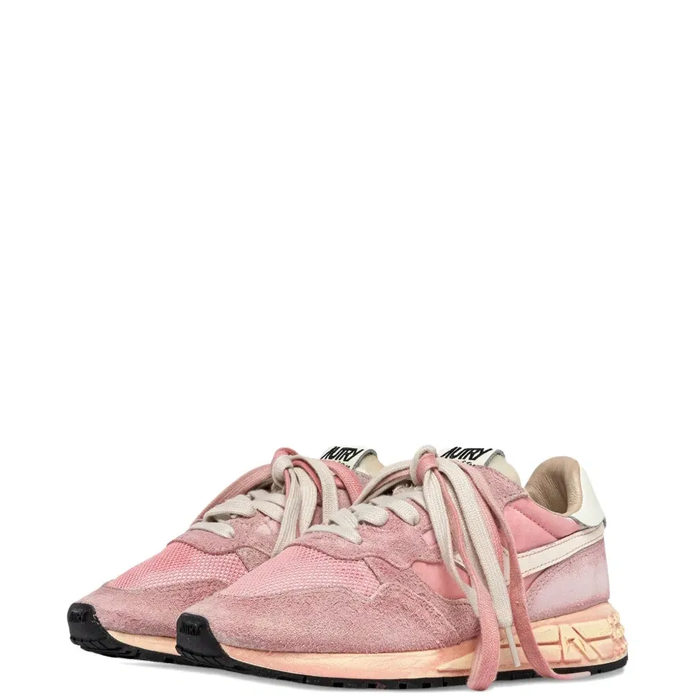 Кроссовки с декоративным элементом