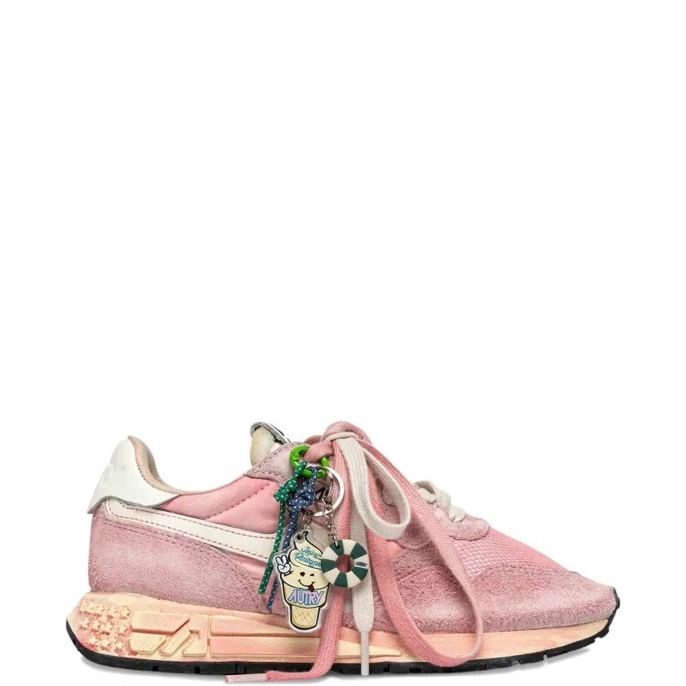 Кроссовки с декоративным элементом Кроссовки с декоративным элементом