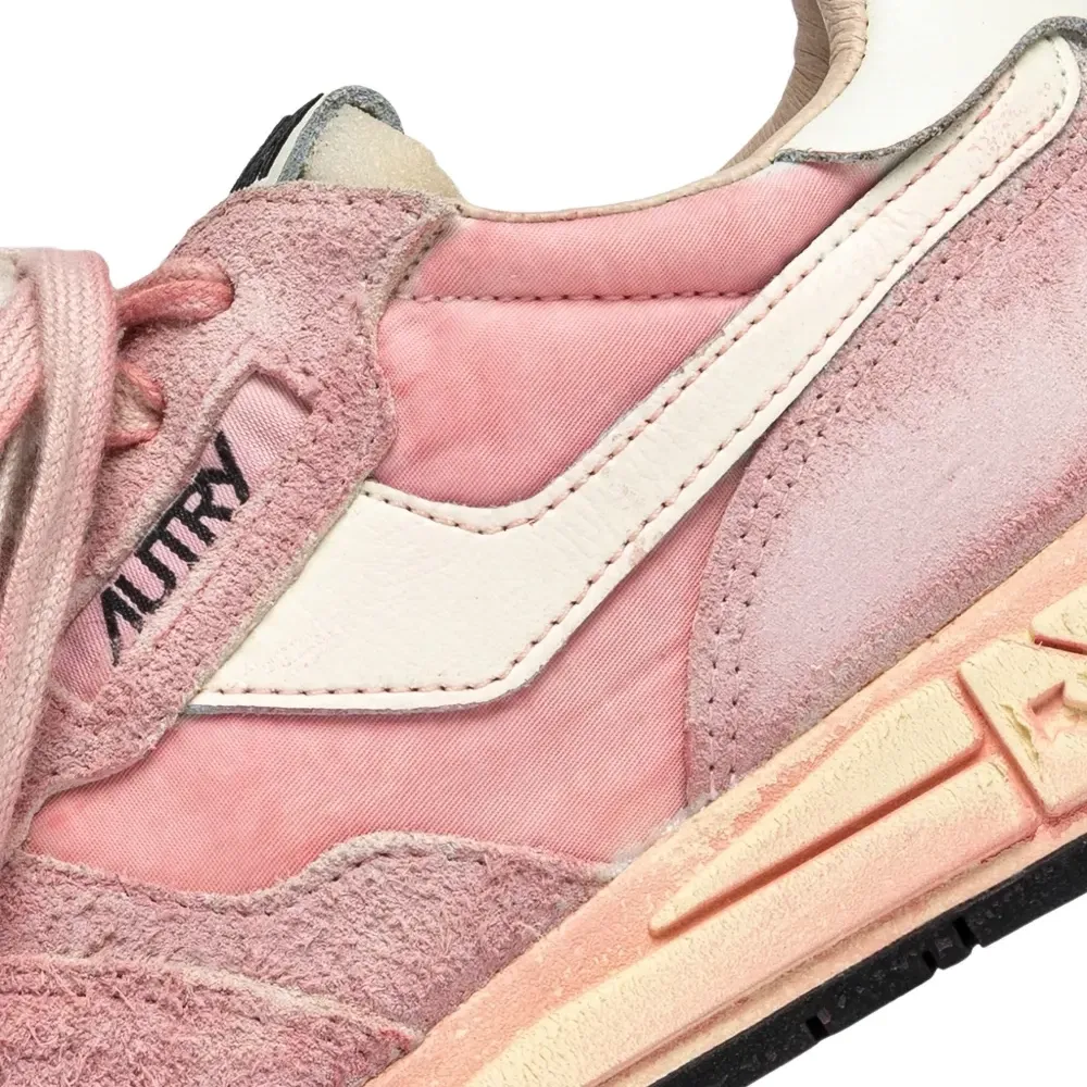 Кроссовки с декоративным элементом