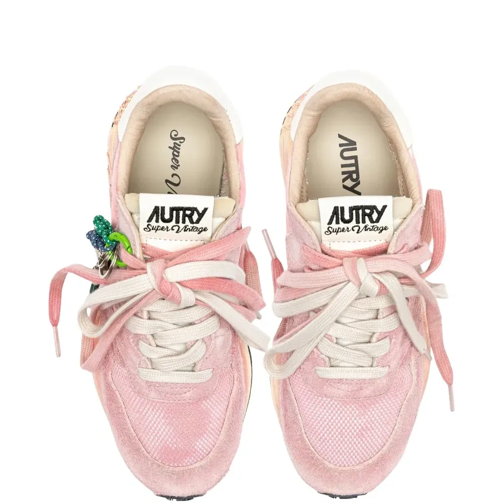 Кроссовки с декоративным элементом