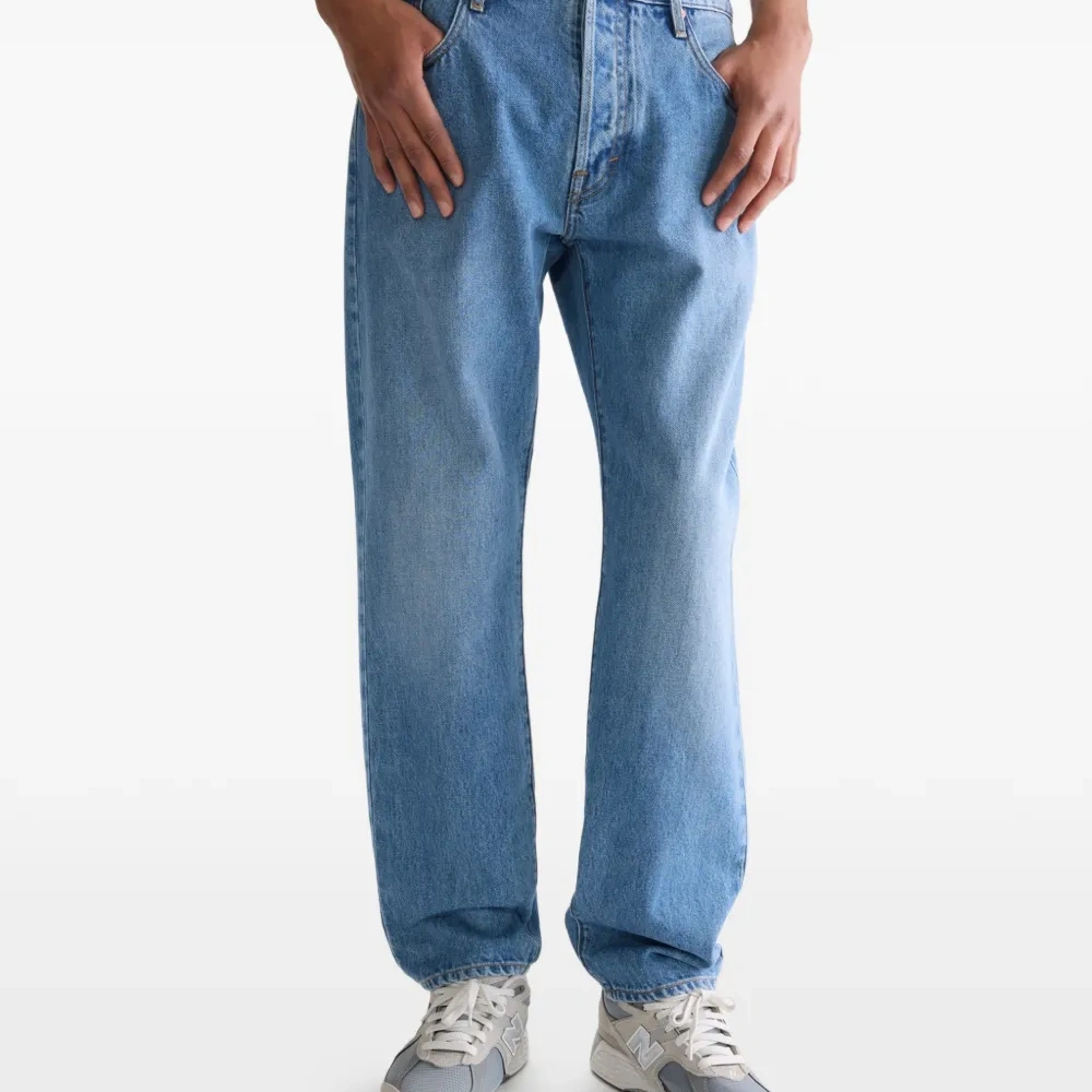 Джинсы с эффектом стирки камнями