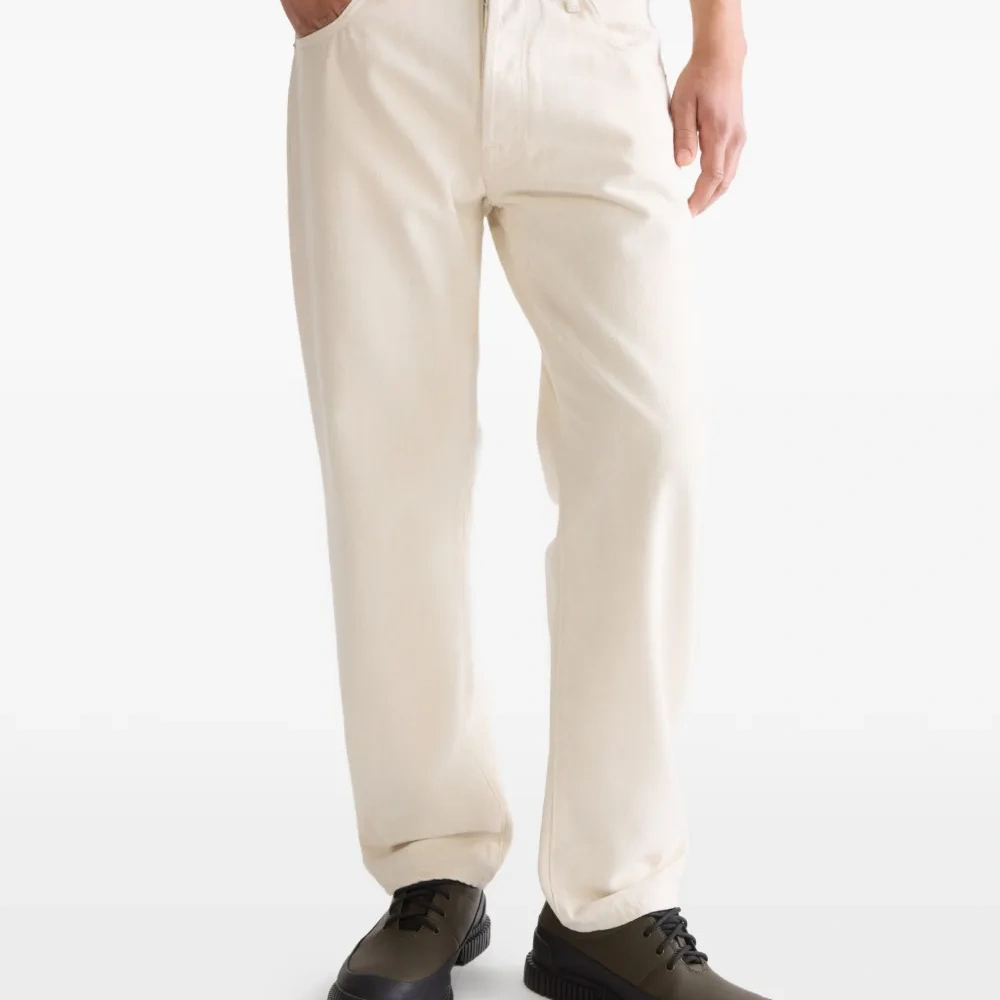 Бледные джинсы