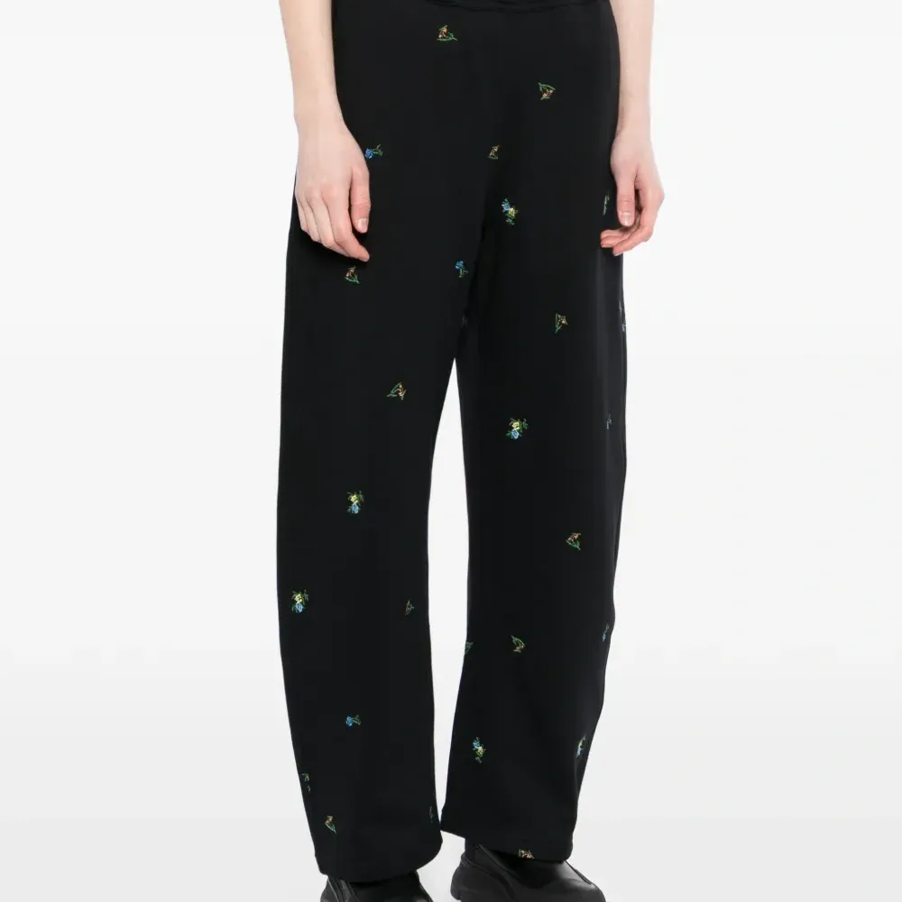 Брюки с цветочной вышивкой