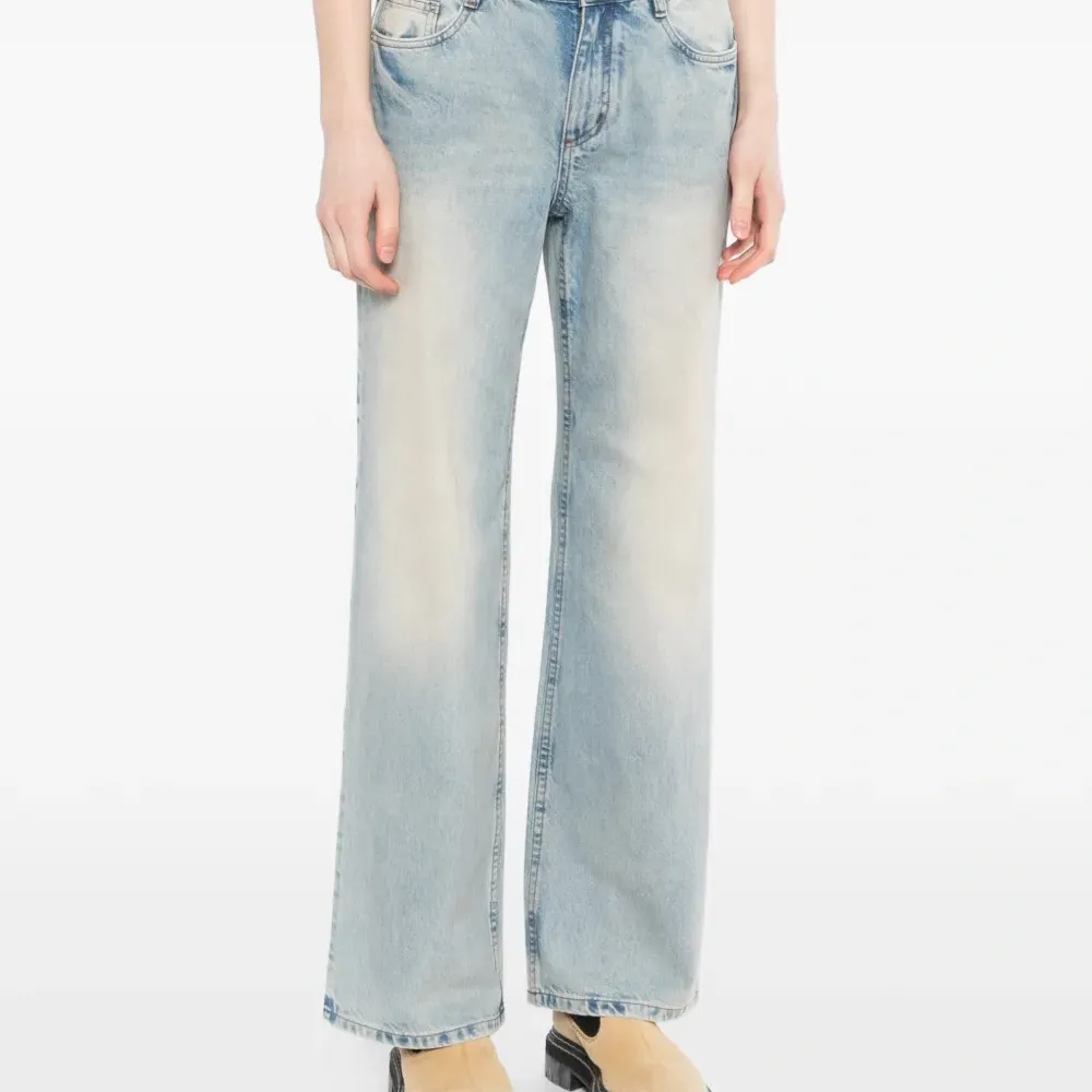 Прямые джинсы