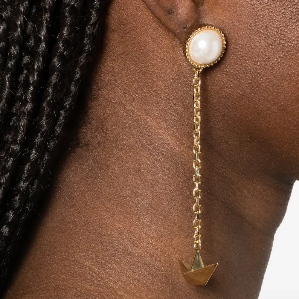 Серьги в виде бумажных корабликов с украшением из жемчуга