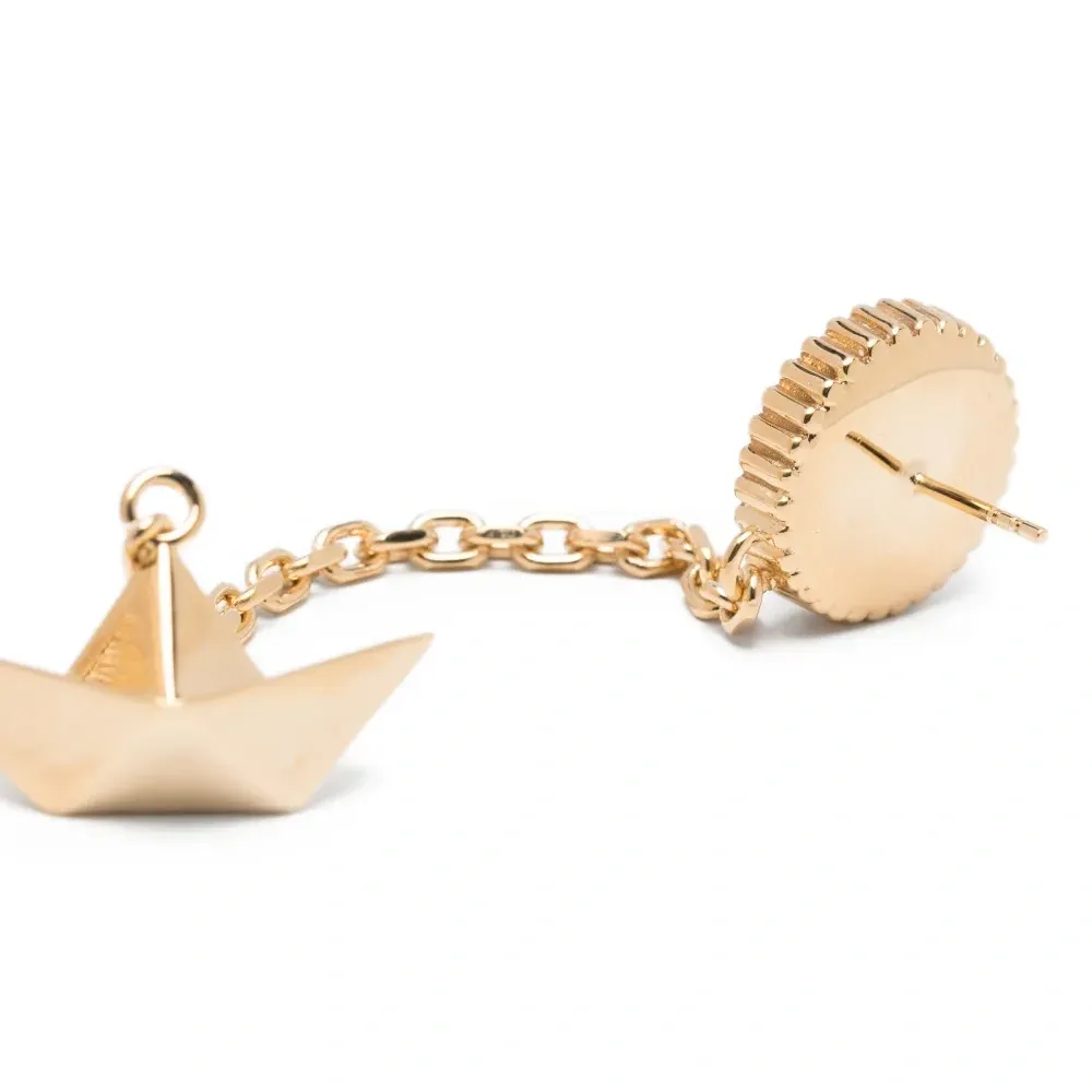 Серьги в виде бумажных корабликов с украшением из жемчуга