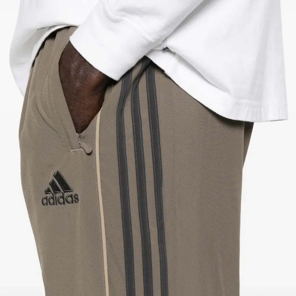 Спортивные брюки Teamgeist Adicolor с полосатыми деталями