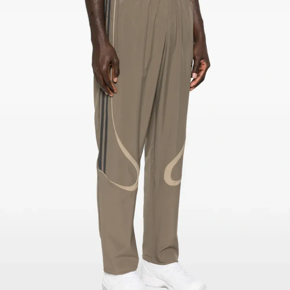 Спортивные брюки Teamgeist Adicolor с полосатыми деталями