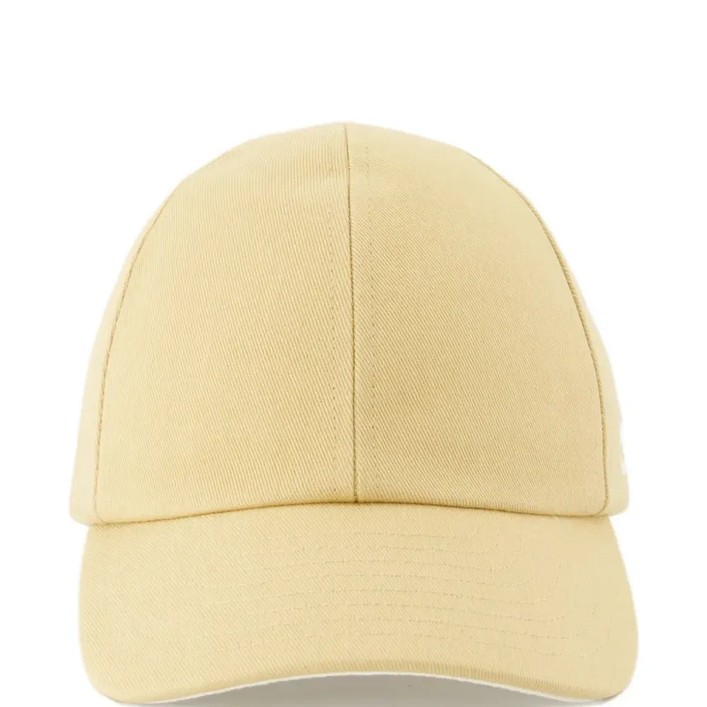 Бейсбольная кепка с вышитым логотипом Бейсбольная кепка с вышитым логотипом