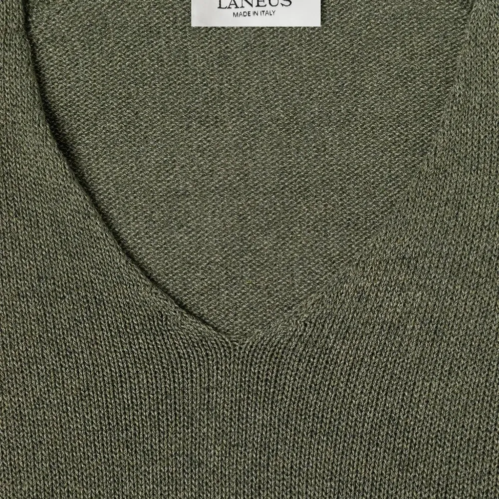 Джемпер с V-образным вырезом и длинными рукавами